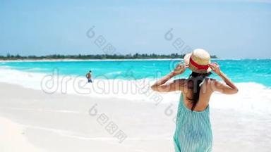 美丽的年轻女子在白色海滩度假。 穿着<strong>夏装</strong>慢动作的快乐女孩